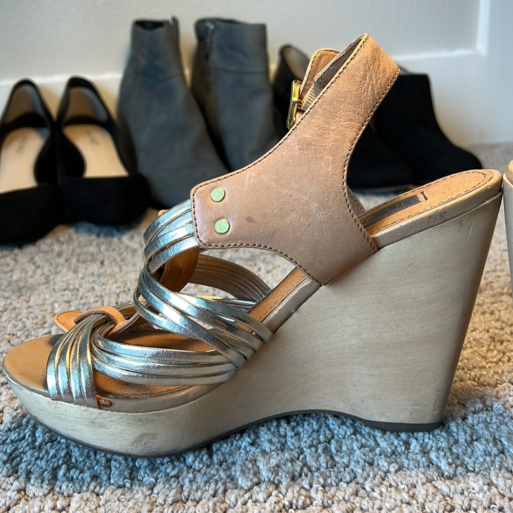 STEVE MADDEN Golden Wedges